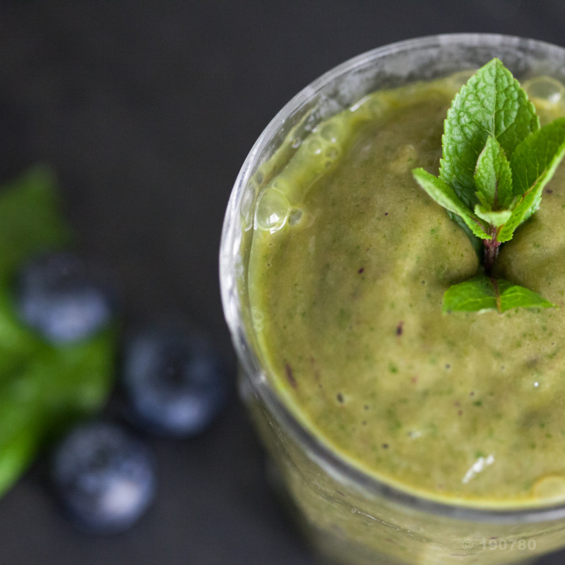 Smoothie vert avocat épinards mangue