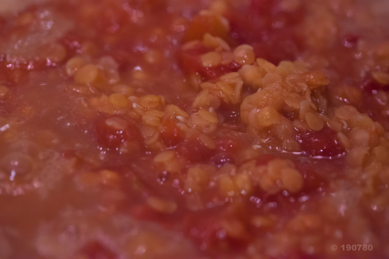 Potage de lentilles corail à la tomate