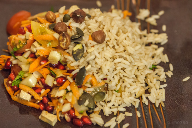 Salade improvisée riz complet, grenade et tofu