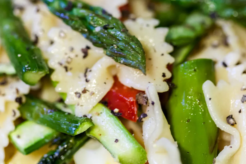 Salade de farfalles aux asperges vertes et poivron rouge