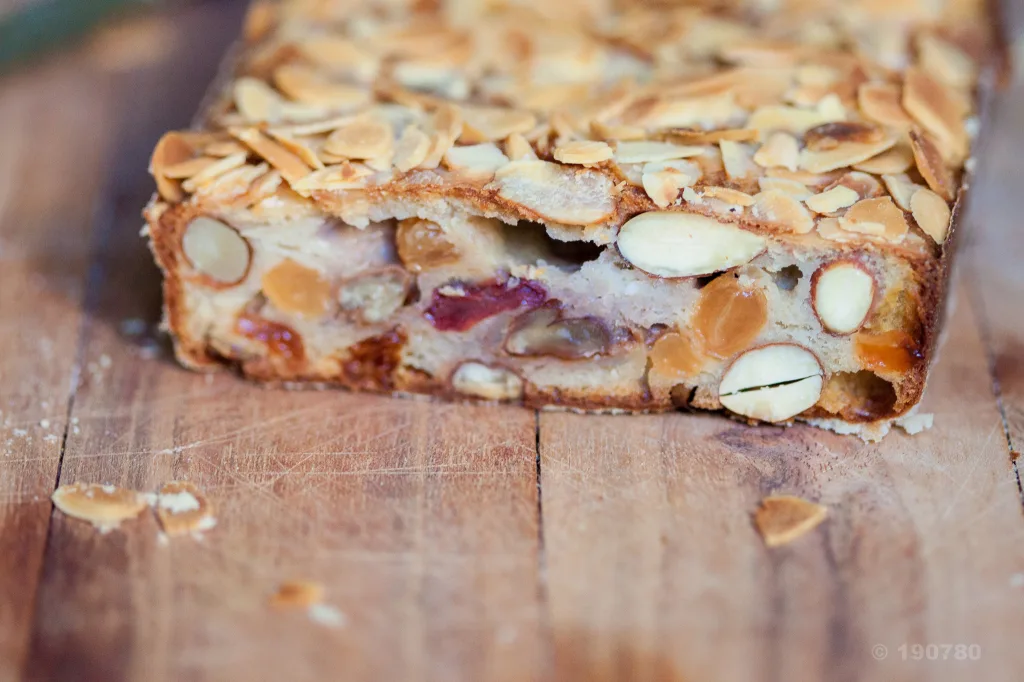 Cake énergie banane, noix de pécan, amandes et raisins