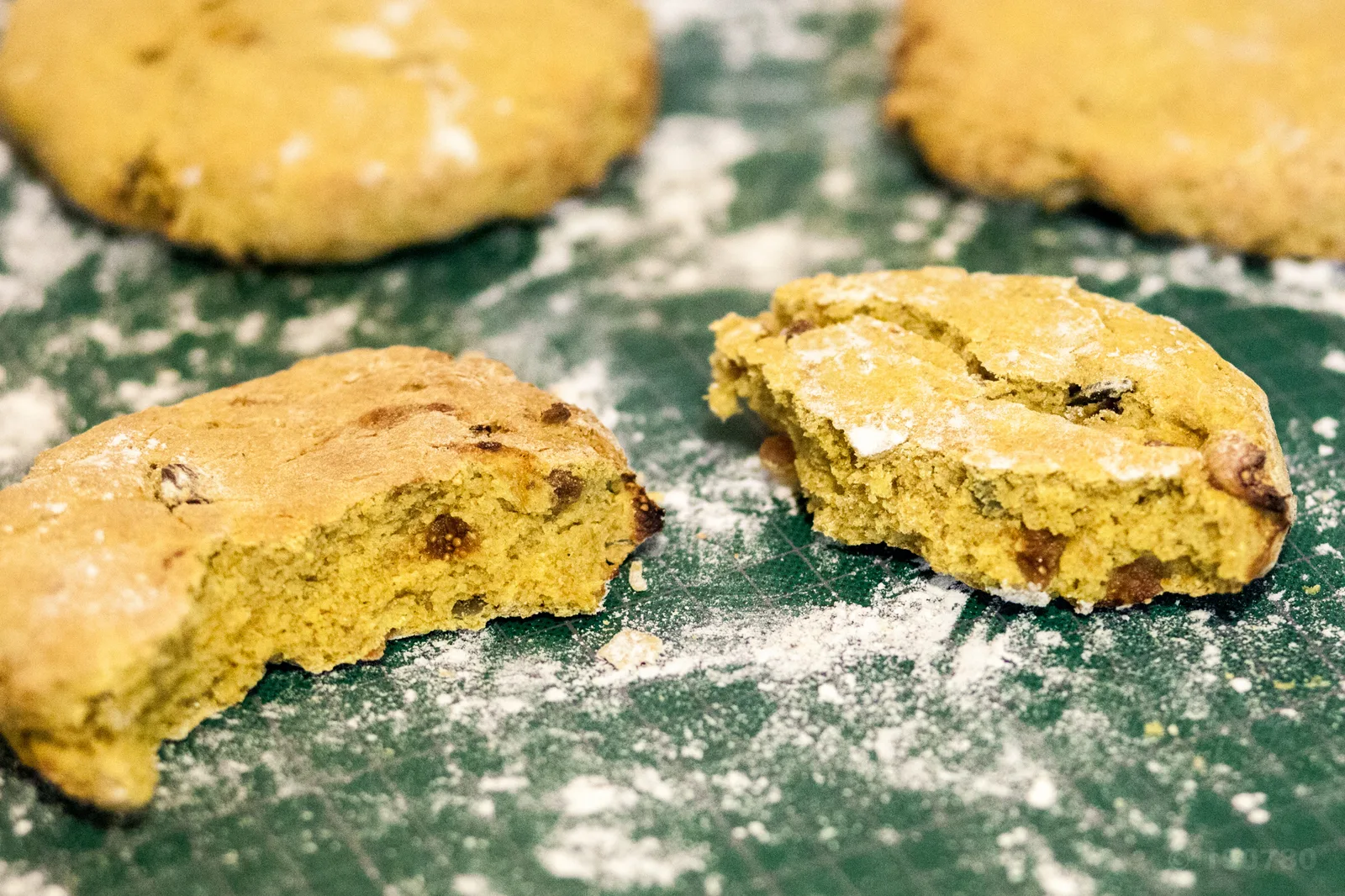 petits pains aux fruits secs, graines et curcuma