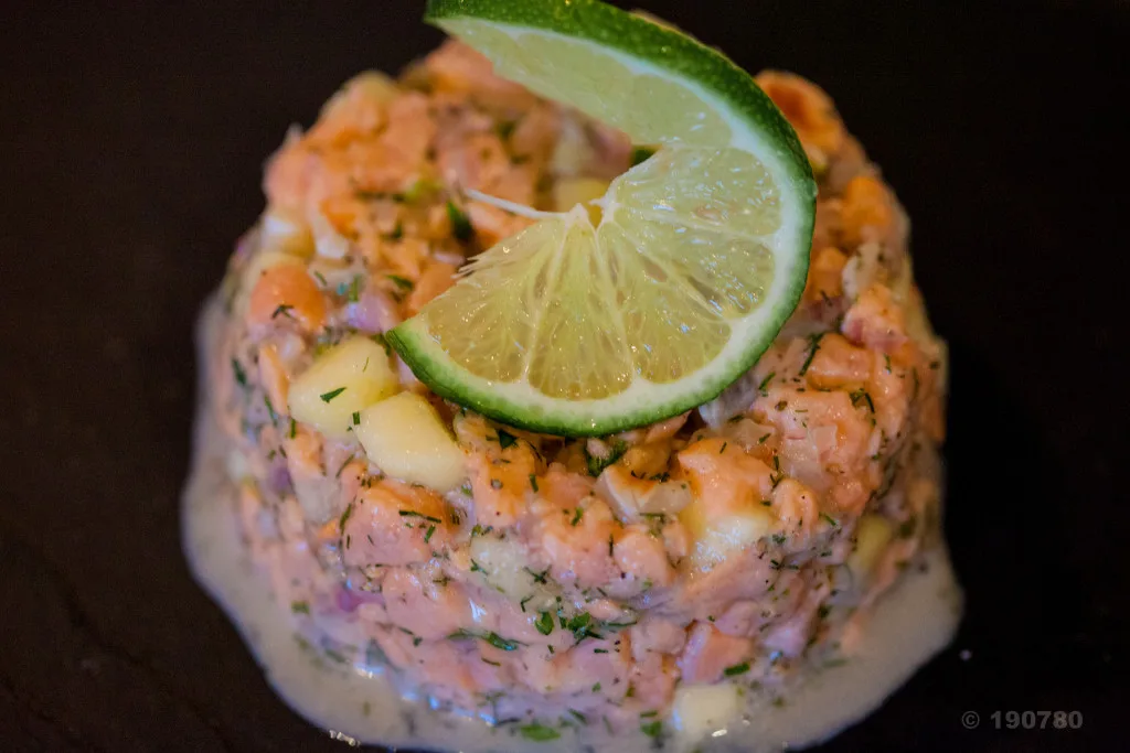 tartare de saumon au piment d’Espelette
